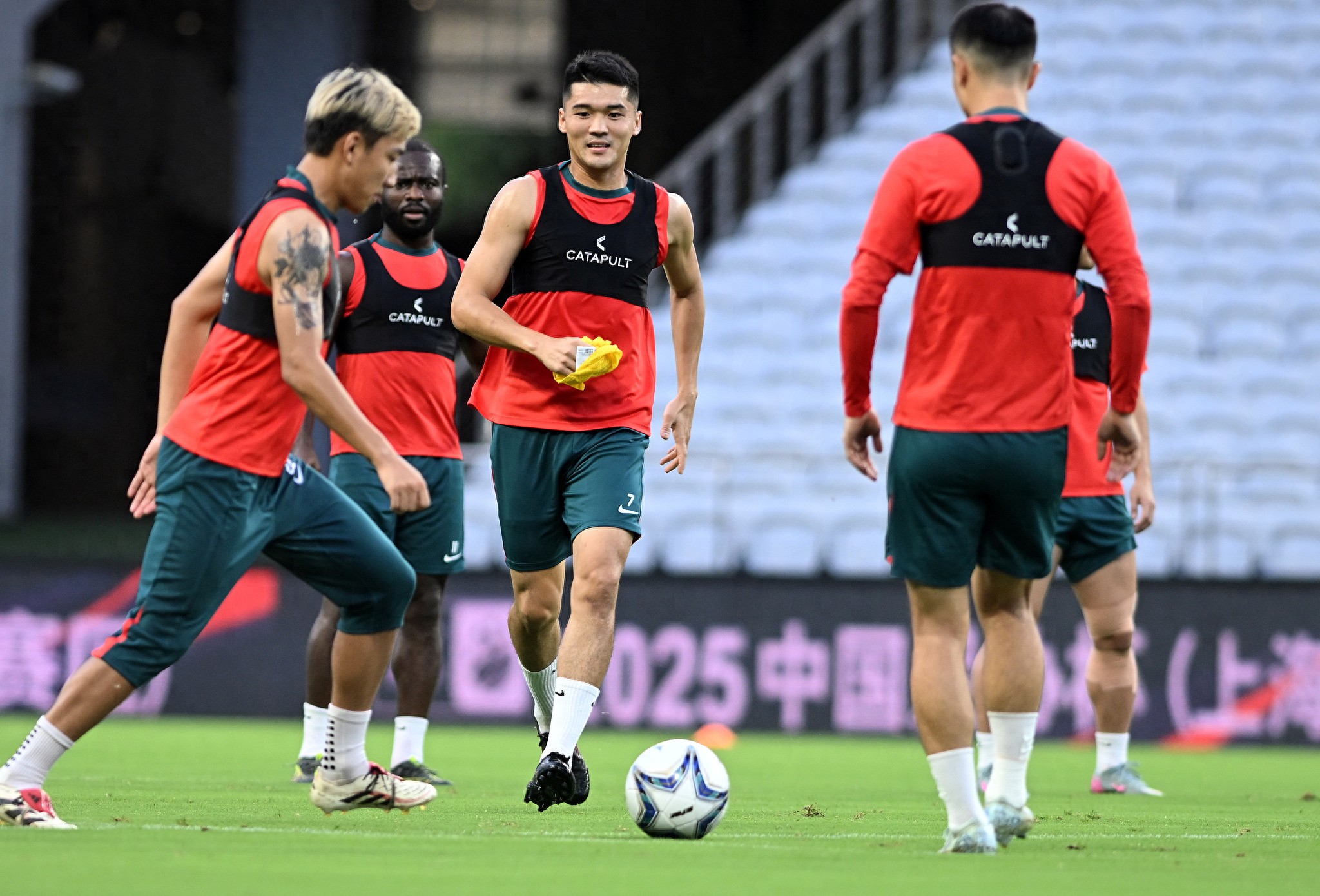 山东泰山发布备战花絮；转会期再遭质疑；荷甲任务艰巨；临场指挥获称赞