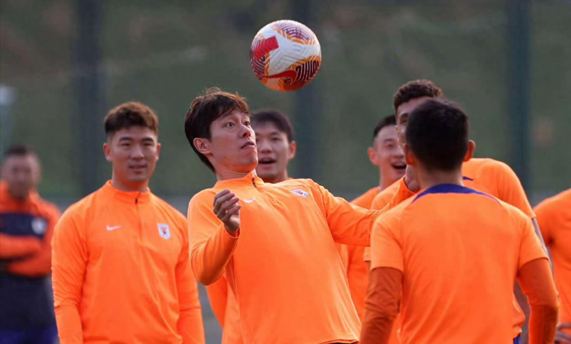 山东泰山发布备战花絮；转会期再遭质疑；荷甲任务艰巨；临场指挥获称赞